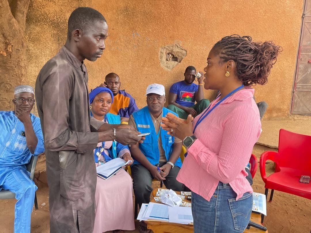 Distribution de cartes de réfugiés à Bandiagara